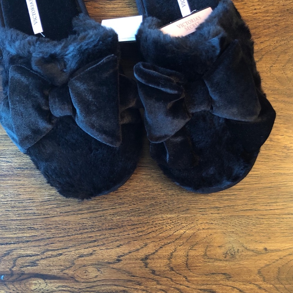 Victoria’s Secret Slippers - Size M - Picture 3 of 5
